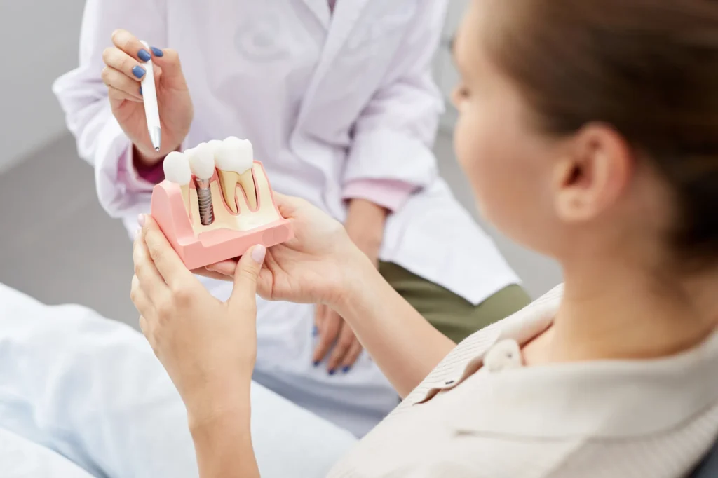 Explicação sobre inserção de implantes dentários